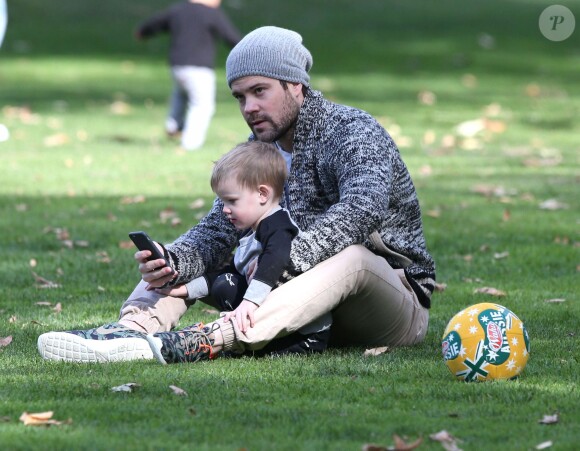 Mike Comrie (mari d' Hilary Duff, dont elle est séparée) s' amuse avec son fils Luca à Beverly Hills Le 27 décembre 2014