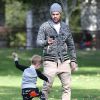  Mike Comrie (mari d' Hilary Duff, dont elle est séparée) s' amuse avec son fils Luca à Beverly Hills Le 27 décembre 2014