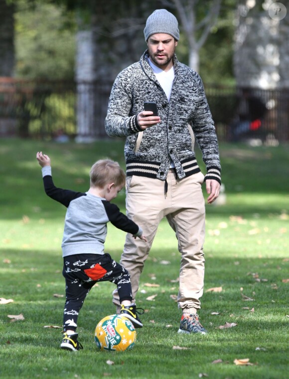  Mike Comrie (mari d' Hilary Duff, dont elle est séparée) s' amuse avec son fils Luca à Beverly Hills Le 27 décembre 2014