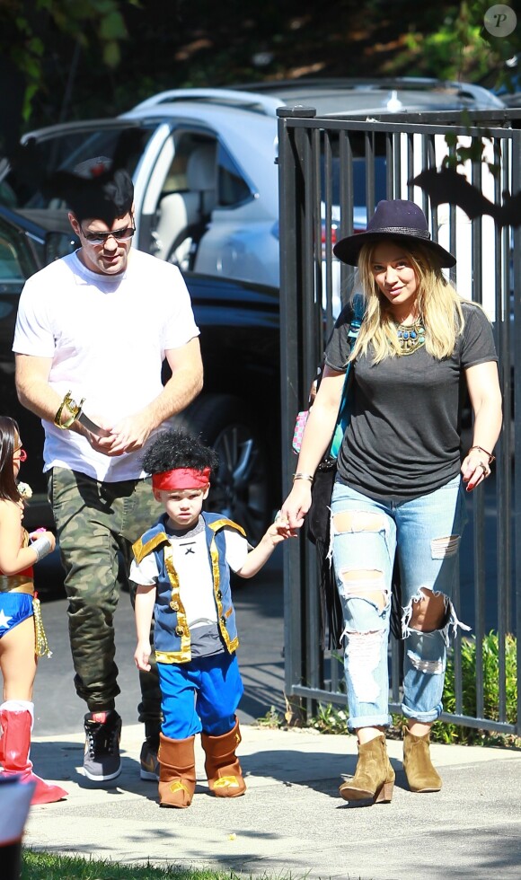 Hilary Duff (chaussures Isabel Marant modèle Dicker) et son mari Mike Comrie emmènent leur fils Luca à une fête d'Halloween à Los Angeles, le 18 octobre 2014