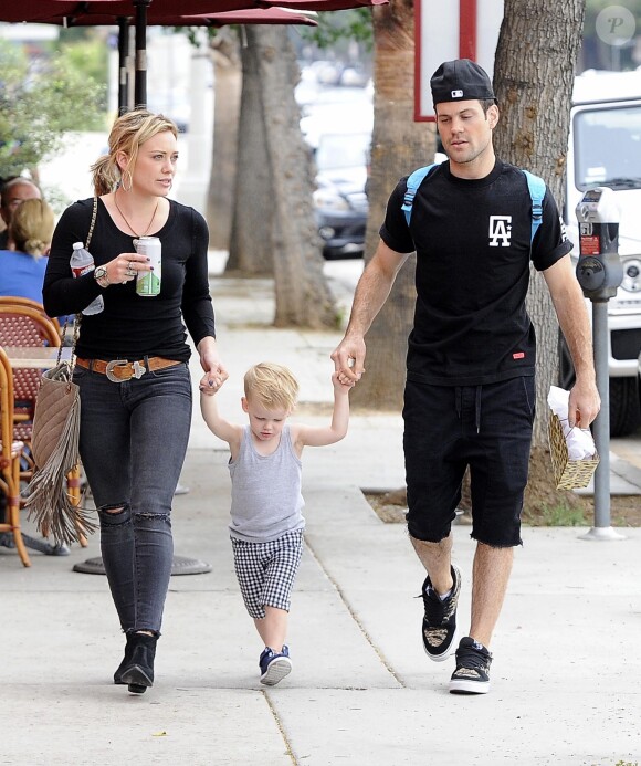 Hilary Duff se rend à une fête d'anniversaire avec son mari Mike Comrie, dont elle est séparée, et leur fils Luca à Sherman Oaks, le 19 juillet 2014.