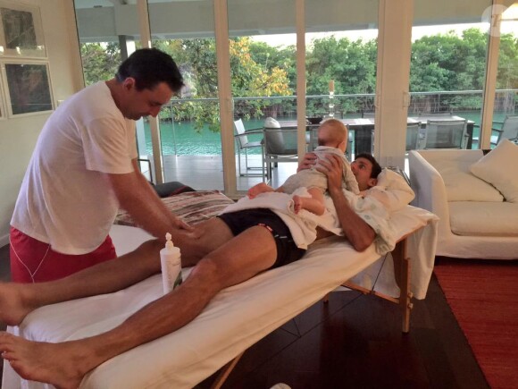 Novak Djokovic avec son fils Stefan - photo publiée sur son compte Twitter le 6 avril 2015