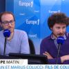 Romain et Marius, les fils de Coluche, le 24 avril 2015 sur Europe 1, là même où l'humoriste avait fait ses débuts à la radio 37 ans auparavant