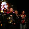 Yona Brant (nièce) et Amaury Vassili - Amaury Vassili rend hommage à Mike Brant lors d'un concert et remet un disque de platine à la famille du défunt chanteur pour le 40ème anniversaire de sa mort, le 24 avril 2015.