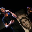 Amaury Vassili rend hommage à Mike Brant lors d'un concert et remet un disque de platine à la famille du défunt chanteur pour le 40ème anniversaire de sa mort, le 24 avril 2015.