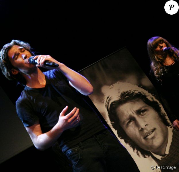 Amaury Vassili rend hommage à Mike Brant lors d'un concert et remet un disque de platine à la famille du défunt chanteur pour le 40ème anniversaire de sa mort, le 24 avril 2015.