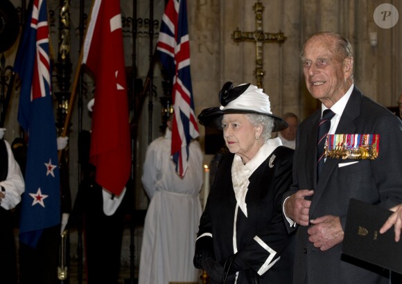 La reine Elizabeth II, avec son époux le prince Philip, assistait à une messe en l'abbaye de Westminster pour le centenaire de la bataille de Gallipoli, le 25 avril 2015.