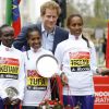 Le prince Harry avec le podium féminin du marathon de Londres le 26 avril 2015