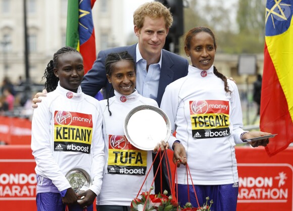 Le prince Harry avec le podium féminin du marathon de Londres le 26 avril 2015
