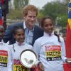 Le prince Harry lors du marathon de Londres, le 25 avril 2015, en tant que parrain de l'organe caritatif de la course et remettant des trophées.