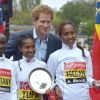 Le prince Harry lors du marathon de Londres, le 25 avril 2015, en tant que parrain de l'organe caritatif de la course et remettant des trophées.