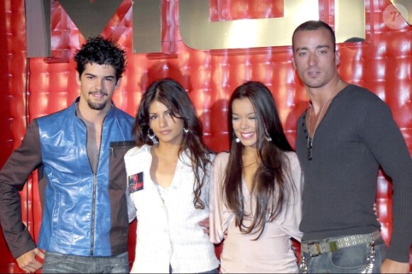 Miguel Angel Munoz, Monica Cruz, Beatriz Luengo et Pablo Puyol à la présentation de la tournée de leur groupe UPA Dance, à Madrid, le 23 avril 2004.