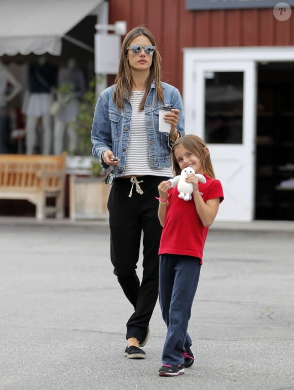 Exclusif - Alessandra Ambrosio fait du shopping avec sa fille Anja à Brentwood, le 23 avril 2015.