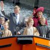 Le roi Willem-Alexander, la reine Maxima des Pays-Bas et leurs filles les princesses Ariane, Alexia et Catharina-Amalia arrivant à bord d'une barge lors des célébrations de la Fête du Roi le 27 avril 2015 à Dordrecht pour les 48 ans du roi Willem-Alexander des Pays-Bas.