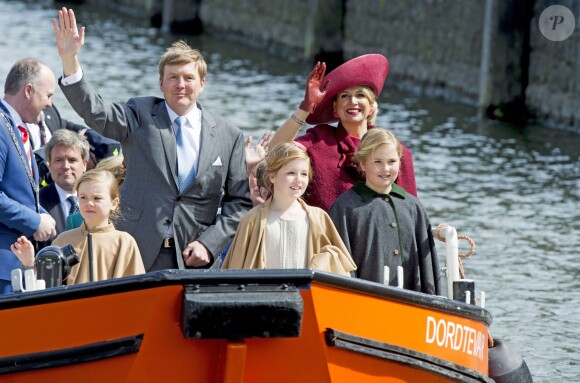 Le roi Willem-Alexander, la reine Maxima des Pays-Bas et leurs filles les princesses Ariane, Alexia et Catharina-Amalia arrivant à bord d'une barge lors des célébrations de la Fête du Roi le 27 avril 2015 à Dordrecht pour les 48 ans du roi Willem-Alexander des Pays-Bas.
