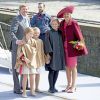 Le roi Willem-Alexander, la reine Maxima des Pays-Bas et leurs filles les princesses Ariane, Alexia et Catharina-Amalia arrivant lors des célébrations de la Fête du Roi le 27 avril 2015 à Dordrecht pour les 48 ans du roi Willem-Alexander des Pays-Bas.