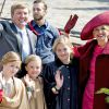 Le roi Willem-Alexander, la reine Maxima des Pays-Bas et leurs filles les princesses Ariane, Alexia et Catharina-Amalia arrivant lors des célébrations de la Fête du Roi le 27 avril 2015 à Dordrecht pour les 48 ans du roi Willem-Alexander des Pays-Bas.