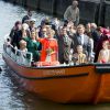 La famille royale des Pays-Bas arrivant à bord d'une barge lors des célébrations de la Fête du Roi le 27 avril 2015 à Dordrecht pour les 48 ans du roi Willem-Alexander des Pays-Bas.
