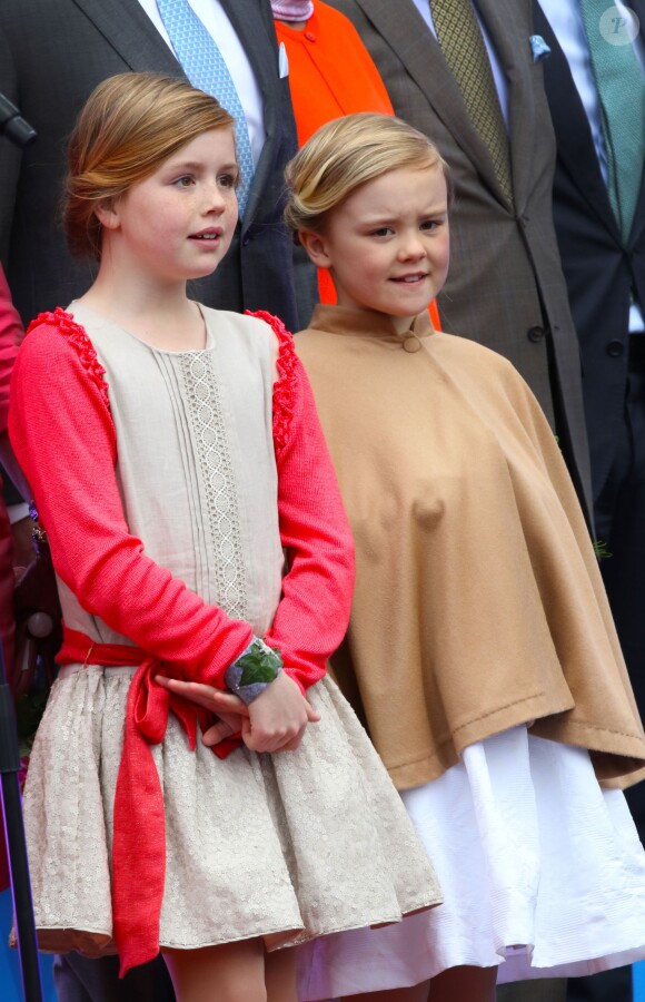 Les princesses Alexia et Ariane lors des célébrations de la Fête du Roi le 27 avril 2015 à Dordrecht pour les 48 ans de leur père le roi Willem-Alexander des Pays-Bas.