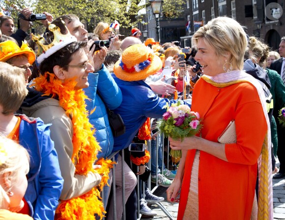 La princesse Laurentien rencontre le public lors des célébrations de la Fête du Roi le 27 avril 2015 à Dordrecht pour les 48 ans du roi Willem-Alexander des Pays-Bas.
