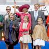 Le prince Bernhard, le roi Willem-Alexander, la reine Maxima et leurs filles les princesses Ariane, Alexia et Catharina-Amalia lors des célébrations de la Fête du Roi le 27 avril 2015 à Dordrecht pour les 48 ans du roi Willem-Alexander des Pays-Bas.