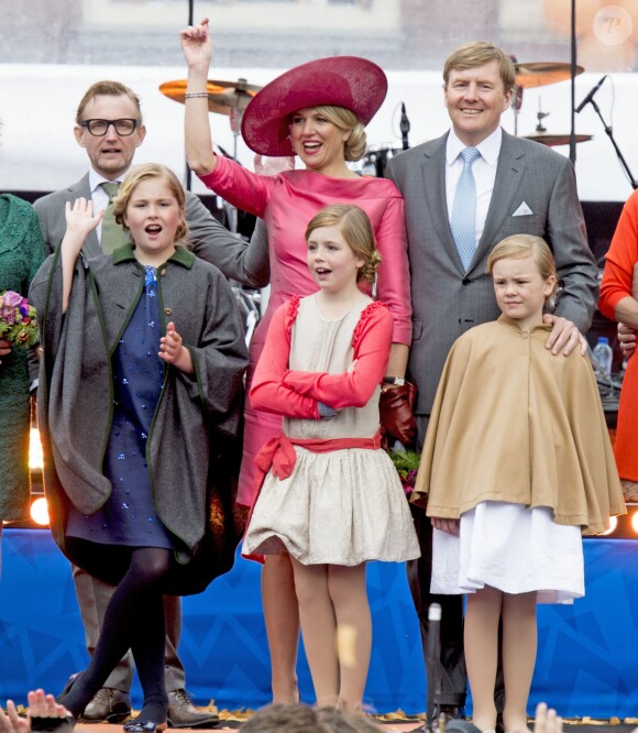 Le prince Bernhard, le roi Willem-Alexander, la reine Maxima et leurs filles les princesses Ariane, Alexia et Catharina-Amalia lors des célébrations de la Fête du Roi le 27 avril 2015 à Dordrecht pour les 48 ans du roi Willem-Alexander des Pays-Bas.
