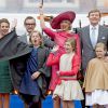 La princesse Annette, le prince Bernhard, le roi Willem-Alexander, la reine Maxima et leurs filles les princesses Ariane, Alexia et Catharina-Amalia lors des célébrations de la Fête du Roi le 27 avril 2015 à Dordrecht pour les 48 ans du roi Willem-Alexander des Pays-Bas.