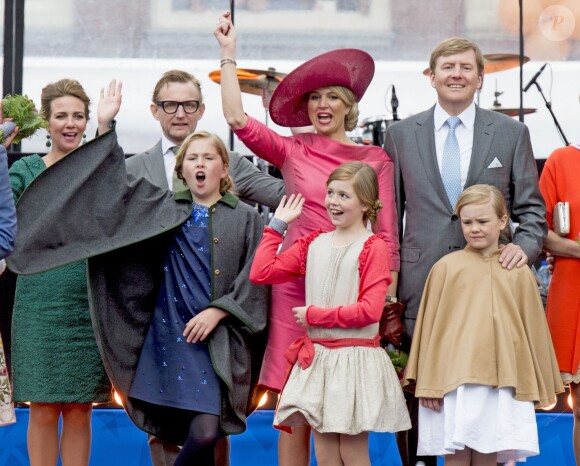 La princesse Annette, le prince Bernhard, le roi Willem-Alexander, la reine Maxima et leurs filles les princesses Ariane, Alexia et Catharina-Amalia lors des célébrations de la Fête du Roi le 27 avril 2015 à Dordrecht pour les 48 ans du roi Willem-Alexander des Pays-Bas.