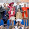 La princesse Annette, le prince Bernhard, le roi Willem-Alexander, la reine Maxima et leurs filles les princesses Ariane, Alexia et Catharina-Amalia, la princesse Laurentien, le prince Constantijn et le prince Maurits lors des célébrations de la Fête du Roi le 27 avril 2015 à Dordrecht pour les 48 ans du roi Willem-Alexander des Pays-Bas.