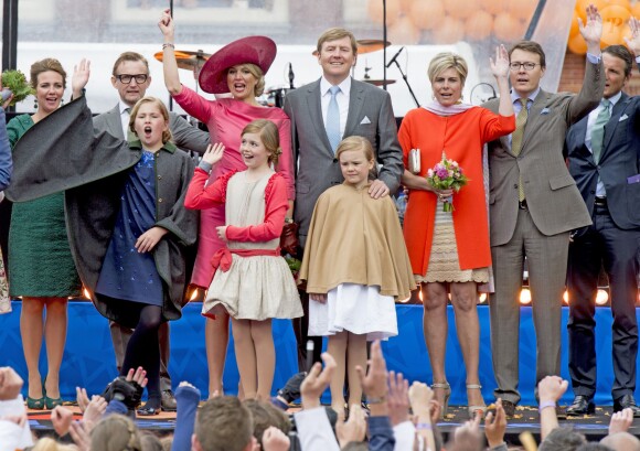 La princesse Annette, le prince Bernhard, le roi Willem-Alexander, la reine Maxima et leurs filles les princesses Ariane, Alexia et Catharina-Amalia, la princesse Laurentien, le prince Constantijn et le prince Maurits lors des célébrations de la Fête du Roi le 27 avril 2015 à Dordrecht pour les 48 ans du roi Willem-Alexander des Pays-Bas.