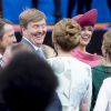 le roi Willem-Alexander des Pays-Bas hilare devant la princesse Marilène lors des célébrations de la Fête du Roi le 27 avril 2015 à Dordrecht pour les 48 ans du roi Willem-Alexander des Pays-Bas.