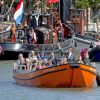 La famille royale des Pays-Bas arrivant à bord d'une barge lors des célébrations de la Fête du Roi le 27 avril 2015 à Dordrecht pour les 48 ans du roi Willem-Alexander des Pays-Bas.