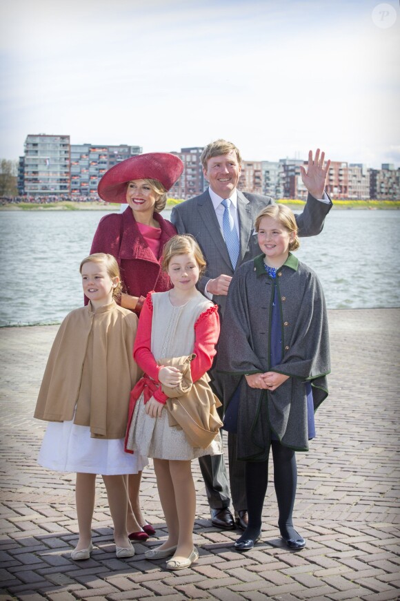 La reine Maxima et le roi Willem-Alexander des Pays-Bas avec leurs filles Ariane, Alexia et Catharina-Amalia lors des célébrations de la Fête du Roi le 27 avril 2015 à Dordrecht pour les 48 ans du roi Willem-Alexander des Pays-Bas.