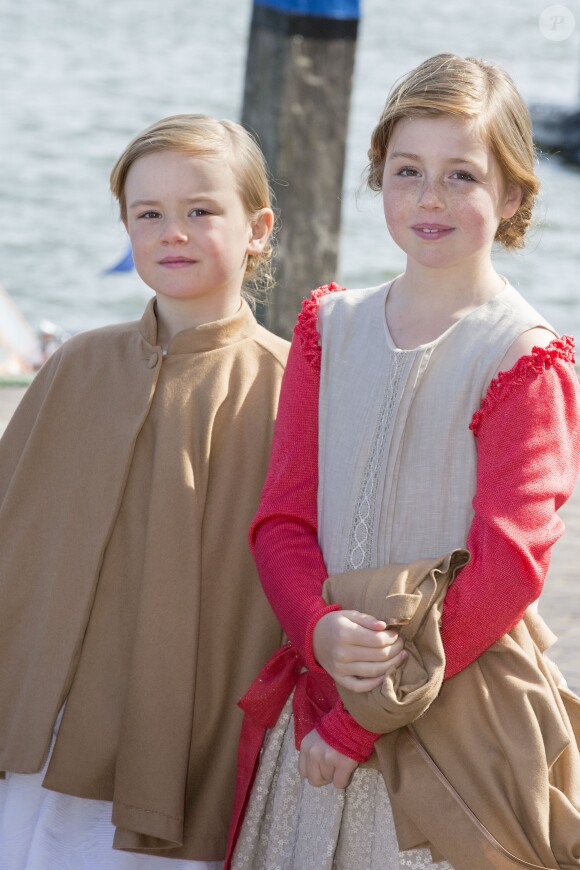Les princesses Ariane et Alexia lors des célébrations de la Fête du Roi le 27 avril 2015 à Dordrecht pour les 48 ans du roi Willem-Alexander des Pays-Bas.