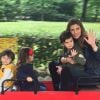 Claudia Galanti avec sa fille Tal et son fils Liam dans un parc d'attractions fin avril 2015, photo Instagram
