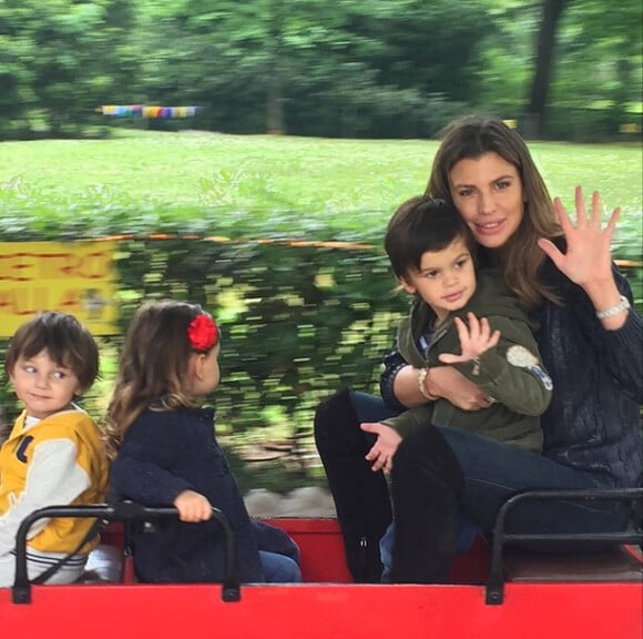 Claudia Galanti avec sa fille Tal et son fils Liam dans un parc d'attractions fin avril 2015, photo Instagram