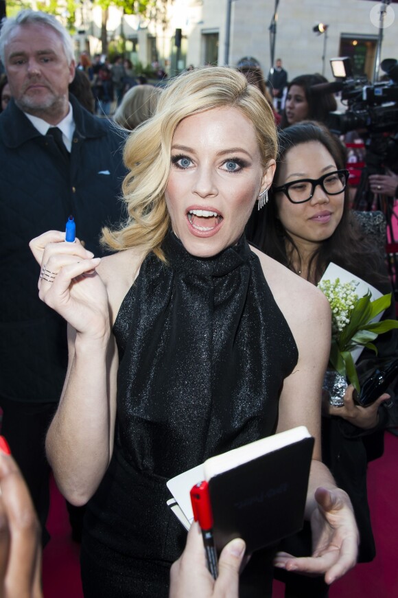 Elizabeth Banks prend des selfies et pose à l'avant-première du film Pitch Perfect 2 au cinéma UGC Bercy à Paris, le 28 avril 2015.