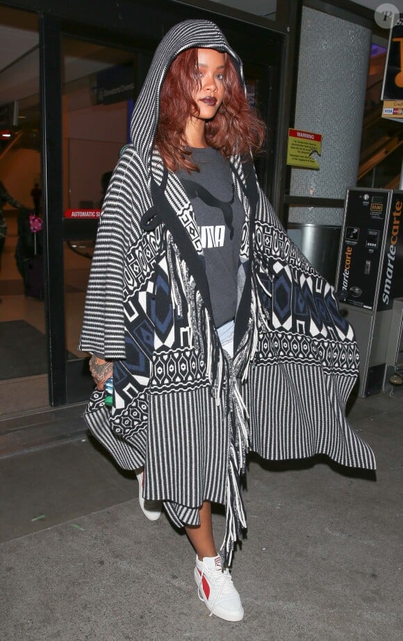 Rihanna arrive à l'aéroport LAX de Los Angeles, le 28 avril 2015.