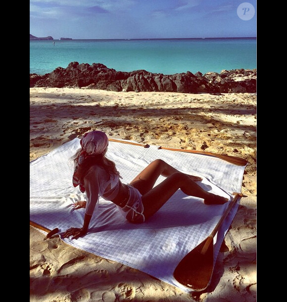 Rihanna, seule face à l'océan, profite de ses vacances à Hawaï. Photo publiée le 26 avril 2015.