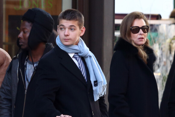 Exclusif - Valérie Trierweiler fait du shopping avec son fils Léonard et son agent littéraire Anna Jarota à Londres. Le 24 novembre 2014.