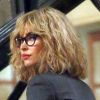 Megan Fox, méconnaissable en blonde et avec des lunettes, sur le tournage de "Teenage Mutant Ninja Turtles 2" à New York, le 28 avril 2015. Megan Fox porte probablement une perruque.