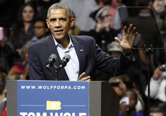 Barack Obama soutient Tom Wolf lors d'un discours au "Temple University" à Philadelphie, le 2 novembre 2014.  