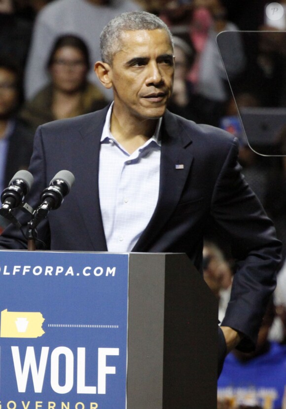 Barack Obama soutient Tom Wolf lors d'un discours au "Temple University" à Philadelphie, le 2 novembre 2014. 