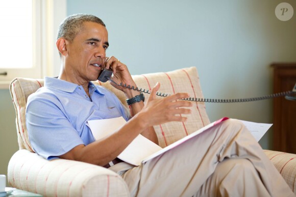 Barack Obama au téléphone avec le premier ministre canadien Stephen Harper à Chilmark, le 12 août 2014. 