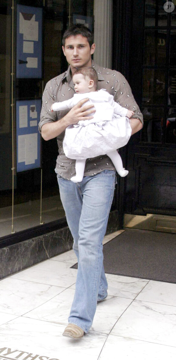 Frank Lampard avec sa fille Luna à Londres, le 24 avril 2006. 