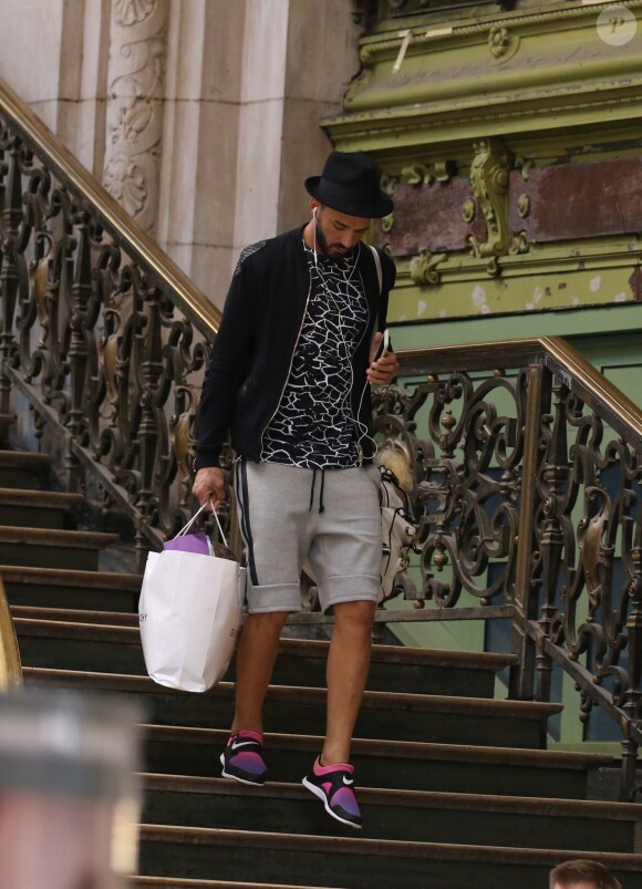 Nabilla Benattia et Thomas Vergara à la Gare de Lyon à Paris, le 24 avril 2015.