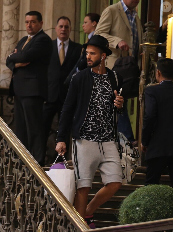 Nabilla Benattia et Thomas Vergara à la Gare de Lyon à Paris, le 24 avril 2015.