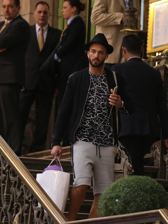 Nabilla Benattia et Thomas Vergara à la Gare de Lyon à Paris, le 24 avril 2015.