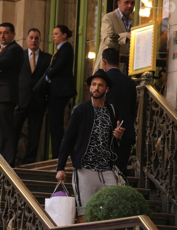 Nabilla Benattia et Thomas Vergara à la Gare de Lyon à Paris, le 24 avril 2015.