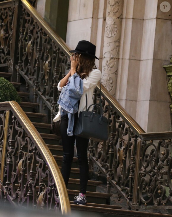 Nabilla Benattia et Thomas Vergara à la Gare de Lyon à Paris, le 24 avril 2015.